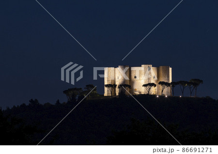Castel del Monte, castle built in an octagonal shape by the Holy Roman Emperor Frederick II in the 13th century in Apulia region, Italy 86691271