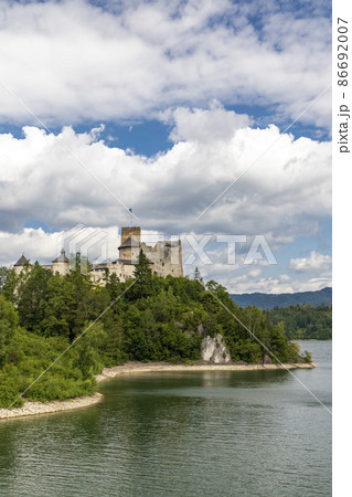 Niedzica castle over Czorsztyn lake in Pieniny, Poland 86692007
