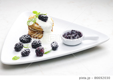 pancakes with blackberries and cream 86692030