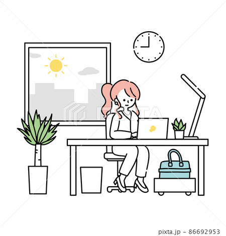オフィスでパソコンに向かって仕事をする女性の1日（朝） 86692953