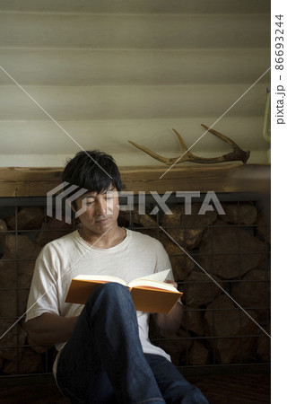 読書する男性 読書する男性 86693244