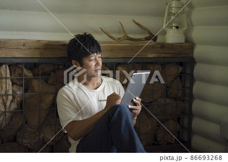 タブレットを見る男性 86693268