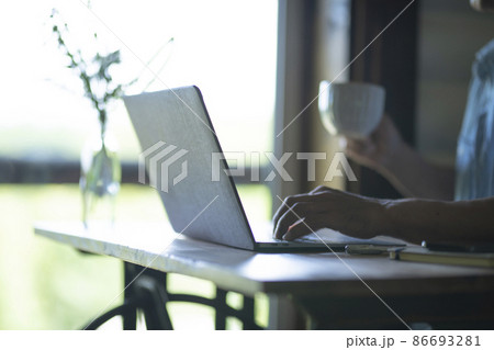パソコンを操作する手元 86693281