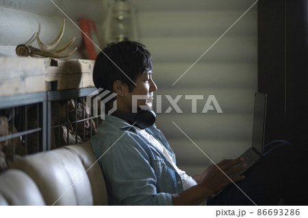 パソコンを見る男性 86693286