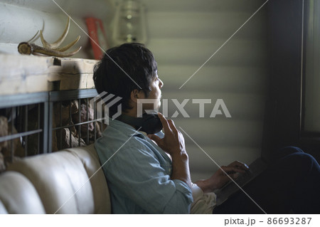 パソコンを見る男性 86693287