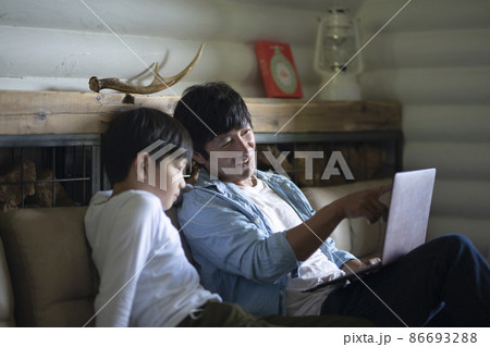 パソコンを見る親子 86693288