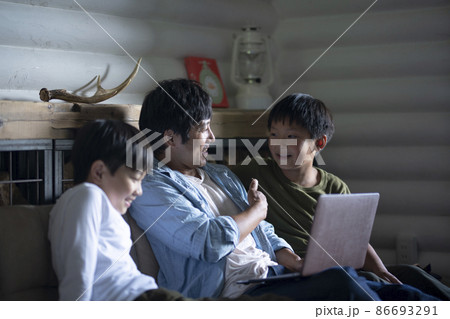 パソコンを見る親子 86693291