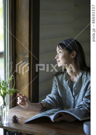 雑誌を見る女性 86693337