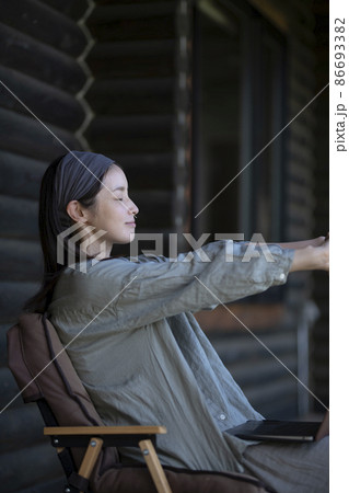 リモートワークをする女性 リモートワークをする女性 86693382