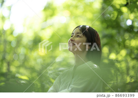 森の中の女性 86693399