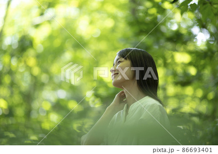 森の中の女性 森の中の女性 86693401