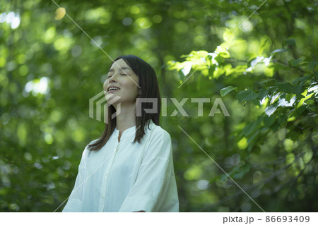 森の中の女性 86693409