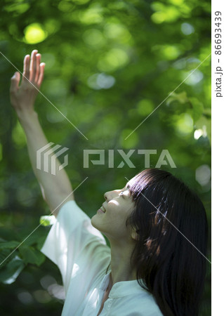 森の中の女性 森の中の女性 86693439