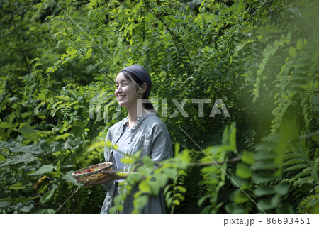 収穫野菜を持つ女性 収穫野菜を持つ女性 86693451
