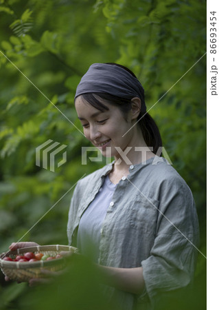 収穫野菜を持つ女性 収穫野菜を持つ女性 86693454