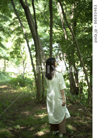 森の中の女性 森の中の女性 86693463