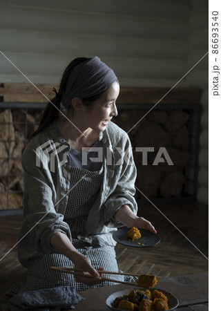かぼちゃを盛り付ける女性 86693540