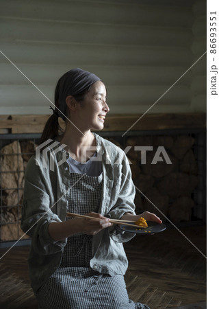 かぼちゃを盛り付ける女性 86693551