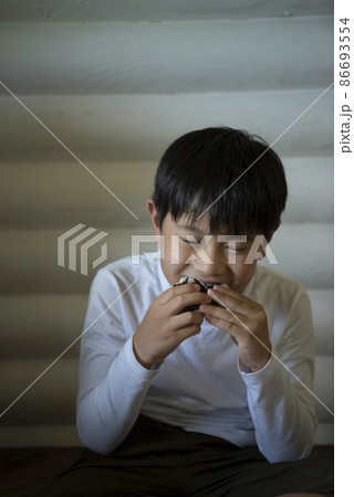 おにぎりを食べる子供 86693554