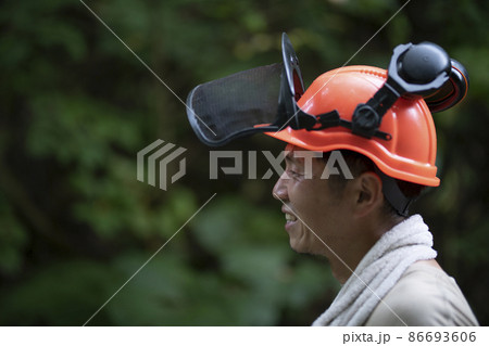 ヘルメットを被る男性 ヘルメットを被る男性 86693606