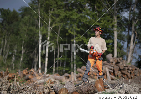 チェーンソーを持つ男性 86693622