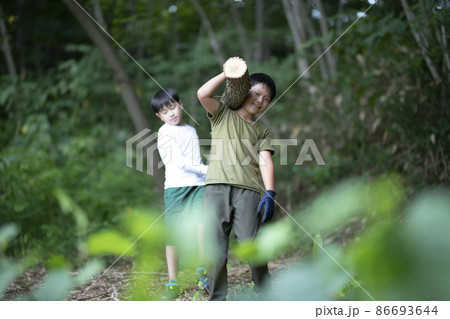 丸太を運ぶ子供 86693644