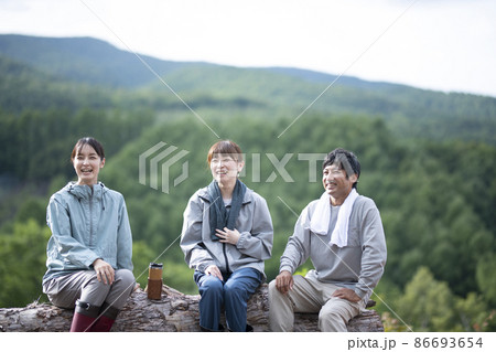 山頂で休憩する男女 山頂で休憩する男女 86693654