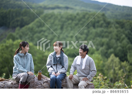 山頂で休憩する男女 山頂で休憩する男女 86693655