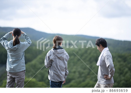 山頂で休憩する男女 86693659