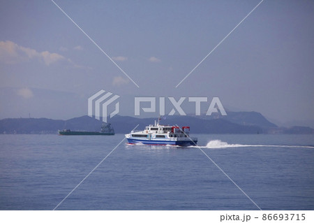 姫路港を出発する連絡船・高速いえしま/遠景に家島諸島 姫路港を出発する連絡船・高速いえしま/遠景に家島諸島 86693715