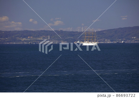 明石海峡を航行する帆船「海王丸」 86693722