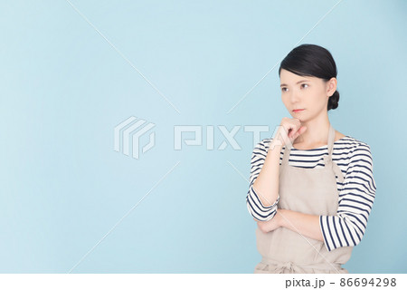 考えるエプロンの女性 86694298