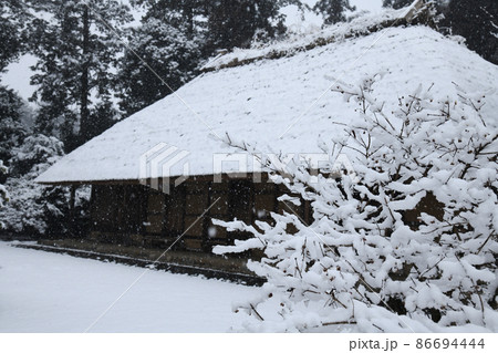 雪降る古民家 86694444