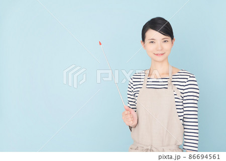 指し棒を持つエプロンの女性 指し棒を持つエプロンの女性 86694561