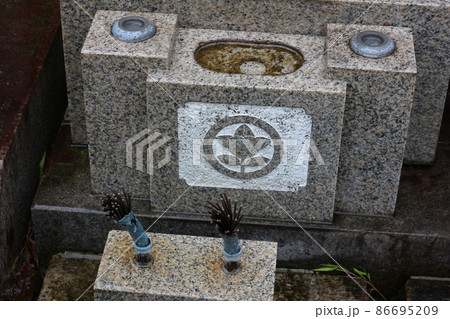 日本のお墓 お彼岸 お盆 お墓参り 先祖 葬式 葬儀 86695209