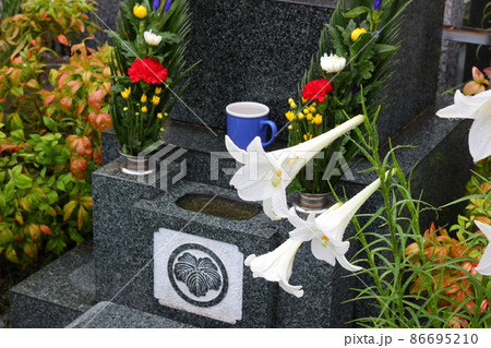 日本のお墓 お彼岸 お盆 お墓参り 先祖 葬式 葬儀 86695210