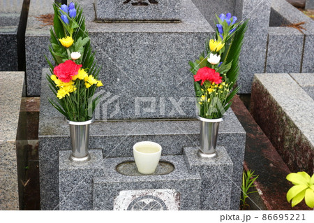 日本のお墓 お彼岸 お盆 お墓参り 先祖 葬式 葬儀 86695221