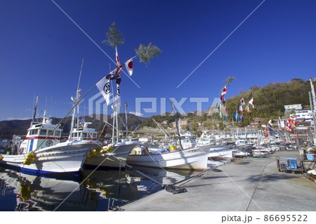 室津漁港のお正月を飾る風物詩「大漁旗」 86695522