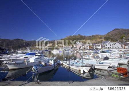 室津漁港のお正月を飾る風物詩「大漁旗」 86695523