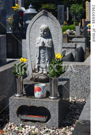 日本の墓地のお地蔵様、地蔵菩薩、先祖供養、祈願 日本の墓地のお地蔵様、地蔵菩薩、先祖供養、祈願 86695962