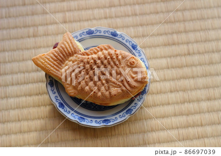 美味しそうなたい焼き。日本の伝統的なワッフルスナック。畳の上に置いてある、お皿の上にある 美味しそうなたい焼き。日本の伝統的なワッフルスナック。畳の上に置いてある、お皿の上にある 86697039