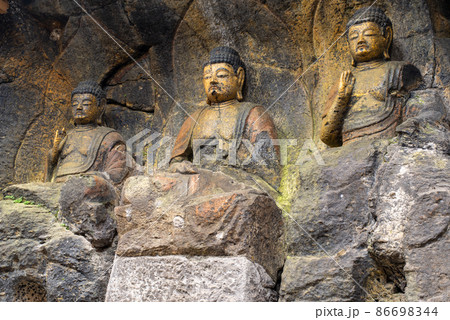 大分県臼杵市の国宝　臼杵石仏 86698344