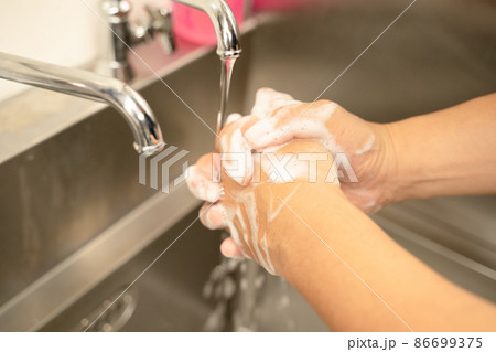 飲食店のシンクで手を洗う男性スタッフの手元 86699375