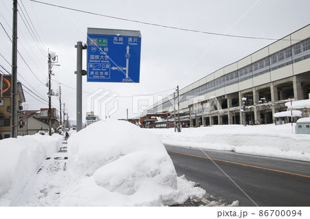 冬の三国街道（浦佐駅前） 86700094