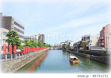【絵画風】国宝松江城のお堀を巡る観光船と美しい石垣の景観 86701252