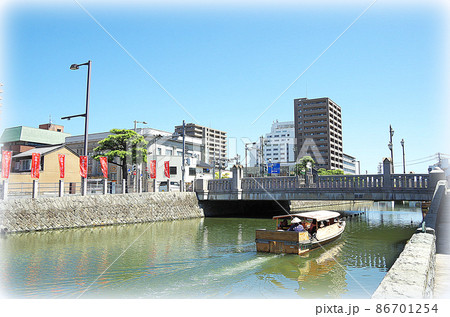 【絵画風】堀川（京橋川）の遊覧船と街並み風景 … 島根県 松江市（晴れ） 86701254