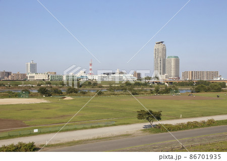 荒川土手に建つ舟戸学園と新荒川大橋 荒川土手に建つ舟戸学園と新荒川大橋 86701935