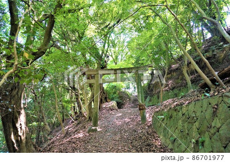 兵庫県赤穂市坂越船岡園十三景にある山の中の石の鳥居、華表坂 86701977