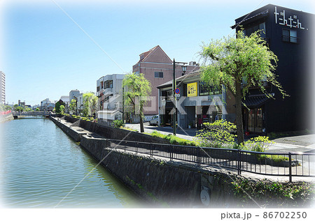 【絵画風】堀川（京橋川）と街並み風景 … 島根県 松江市（快晴） 86702250