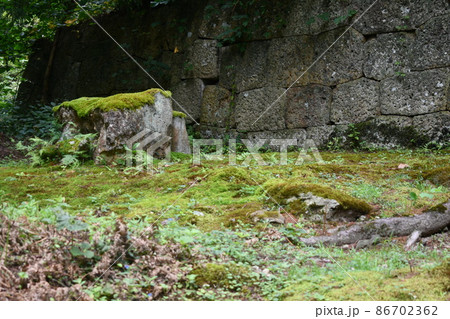 石垣と苔の中の苔の生えた石 86702362